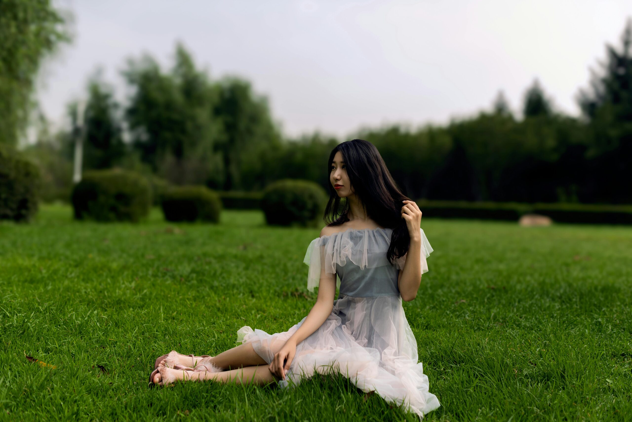 free-photo-of-woman-posing-in-a-white-and-gray-dress-on-a-lawn